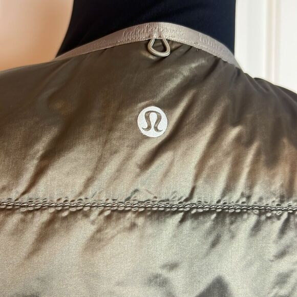 LULULEMON KEEP ON TREK VEST - CARBON DUST - Picture 5 of 7